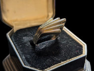 10K Yellow Gold Art Deco Style Fishtailed / Ribbed Ring Size 5 3/4